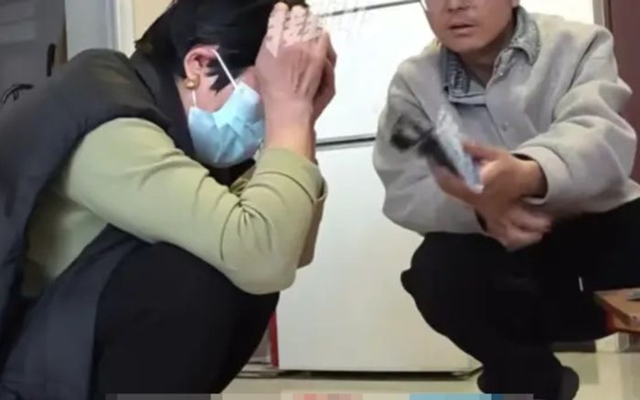 Phát hiện 'kho vàng' dưới gầm giường chồng bệnh, người vợ 'chết lặng' khi biết sự thật