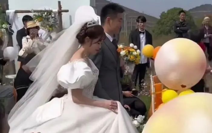 Đi đám cưới chồng cũ, người phụ nữ 'ngã quỵ' khi nhìn thấy mặt cô dâu