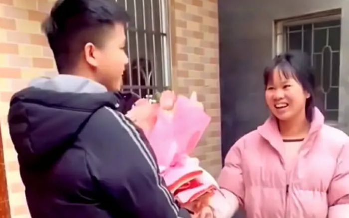 Em chồng cầu hôn chị dâu trước mặt mẹ ruột, cái kết gây 'dậy sóng'