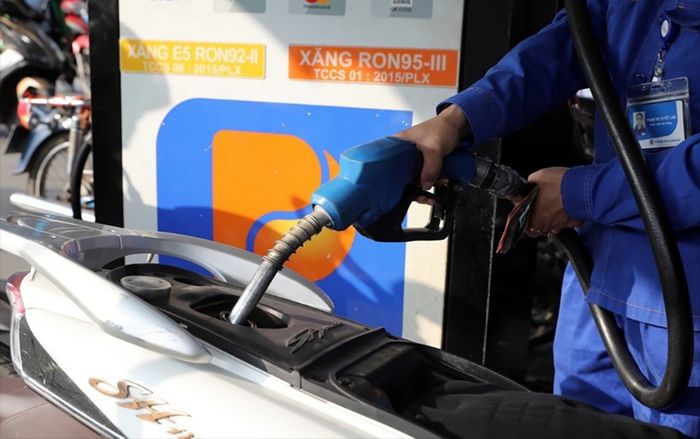 Giá xăng dầu hôm nay 12/4: Lại giảm