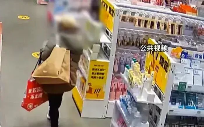 Đi siêu thị, người phụ nữ có hành động khó chấp nhận