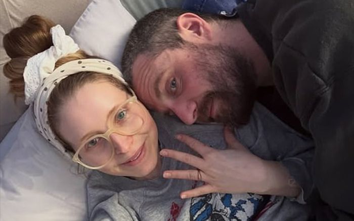 Ngôi sao phim Harry Potter thông báo đính hôn với bạn trai lâu năm