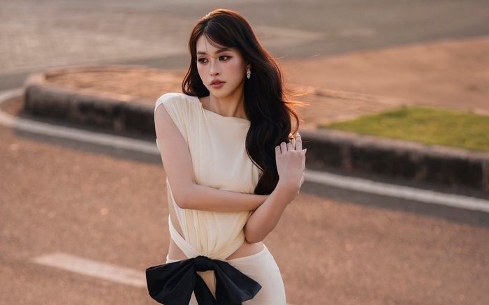 Tiểu Vy diện váy cắt xẻ hở bạo khoe body nóng bỏng tột độ