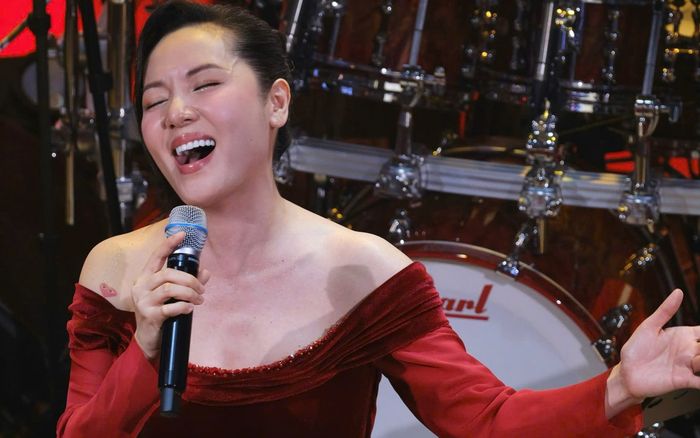 Phương Linh ngẫu hứng hát theo yêu cầu khán giả, dân mạng 'nổi da gà'