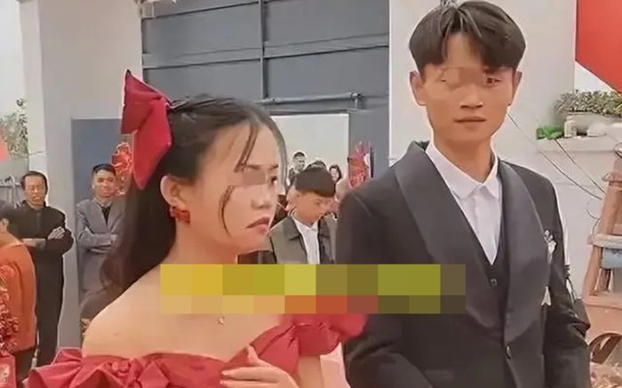 Cô dâu mải mê lướt điện thoại ngay trong đám cưới, phản ứng của chú rể gây chú ý