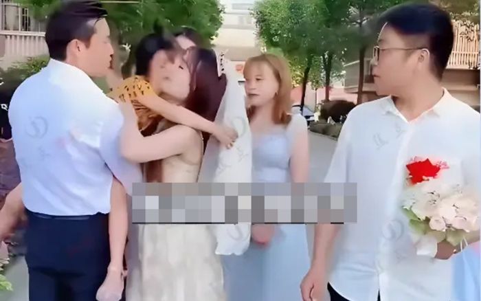 Cô dâu bật khóc khi gặp lại chồng cũ và con trong ngày tái hôn, sự thật phía sau khiến ai cũng tranh cãi