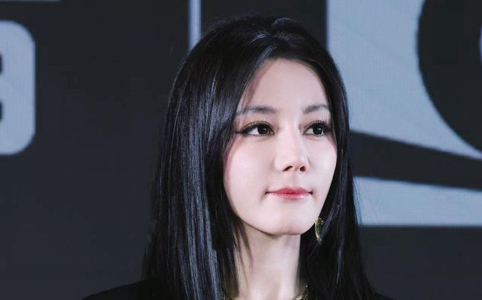 Địch Lệ Nhiệt Ba bị phơi bày