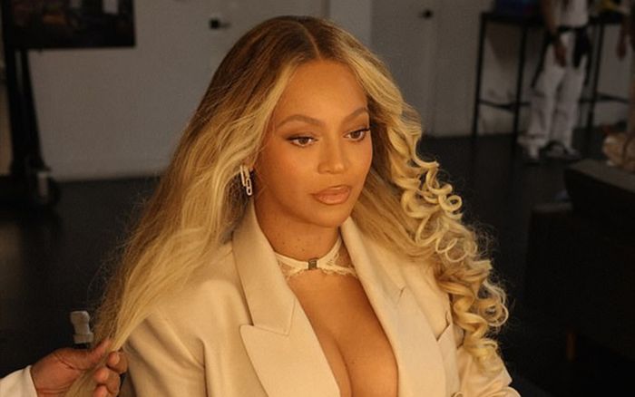 Beyoncé 'đốt mắt' với loạt ảnh táo bạo