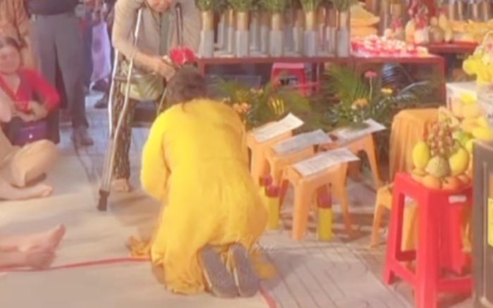 Nữ nghệ sĩ cải lương gạo cội quỳ gối trước khán giả gây xôn xao