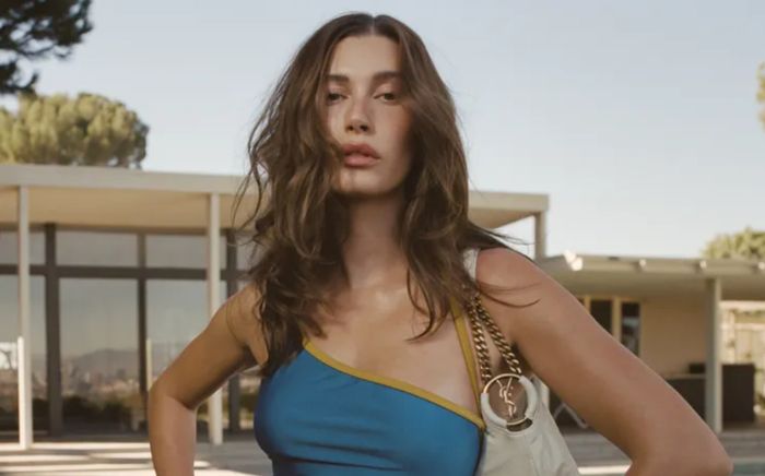 Hailey Bieber diện bodysuit phối màu mang cảm hứng thập niên 80