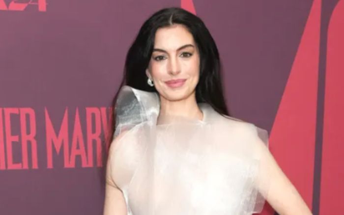 Anne Hathaway kết hợp váy xuyên thấu với trang sức hơn 100.000 đô la