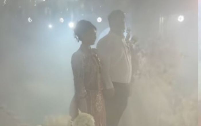 Đám cưới đang diễn ra thì khói trắng bao trùm cả hội trường, khách mời tưởng là hiệu ứng