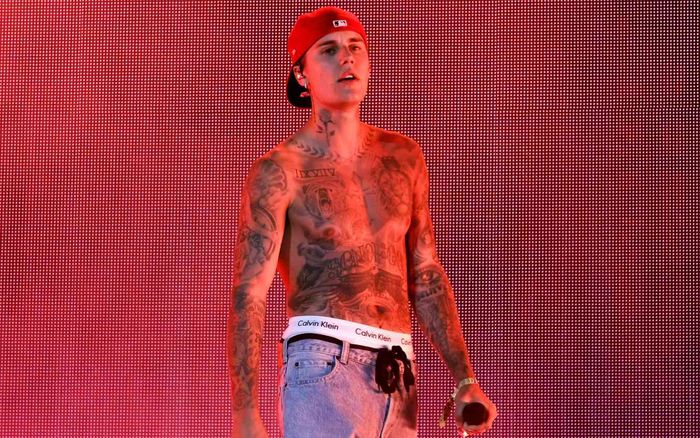 Justin Bieber lập kỳ tích bất chấp tranh cãi