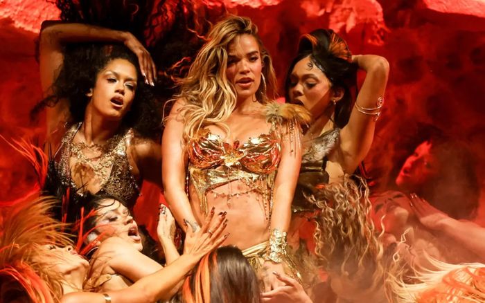 Karol G được truyền thông quốc tế chấm điểm tuyệt đối tại Coachella 2026