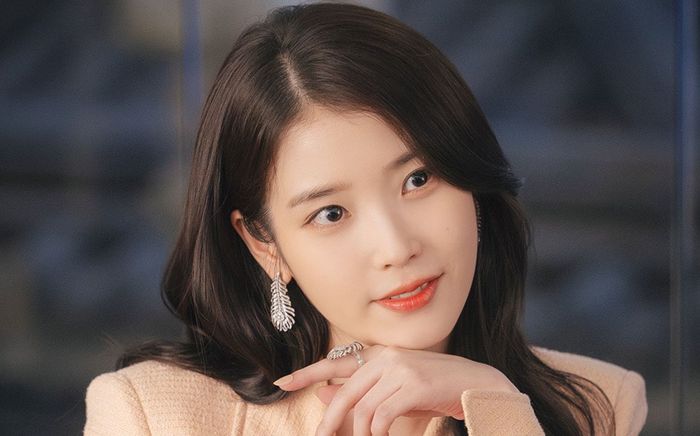 IU lập thành tích khủng với Perfect Crown