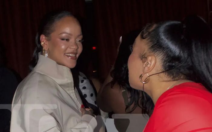 Rihanna bất ngờ xuất hiện giữa đêm khuya, lý do thực sự khiến ai cũng xúc động