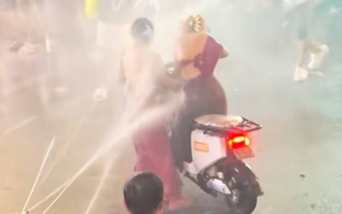 2 cô gái bị đám đông xịt nước dồn dập giữa đường, bất lực cầu cứu gây bức xúc