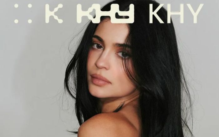 Kylie Jenner táo bạo thả dáng bán khỏa thân