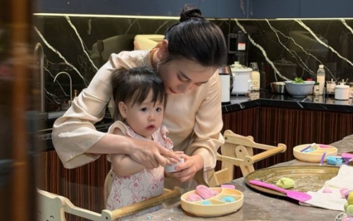 Loại bánh mà Phương Oanh hướng dẫn cặp song sinh làm có ý nghĩa gì trong ngày Tết Hàn thực?