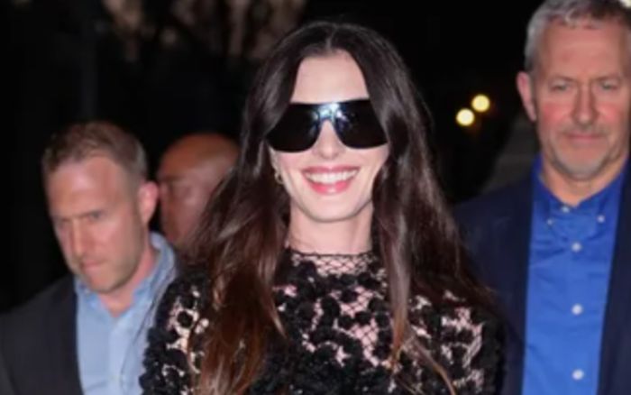 Anne Hathaway tái định nghĩa váy đen bằng thiết kế xuyên thấu tinh xảo