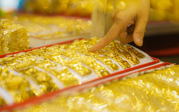 Tin tài chính hôm nay 16/4: Vàng giảm sâu, USD suy yếu