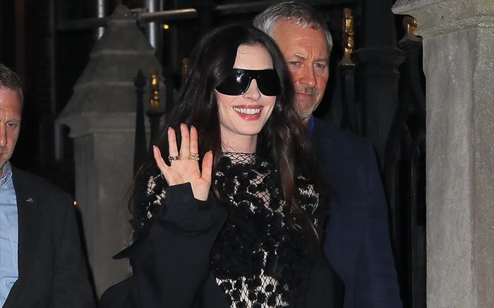 Khán giả dành 'mưa lời khen' khi nữ diễn viên Anne Hathaway diện váy xuyên thấu