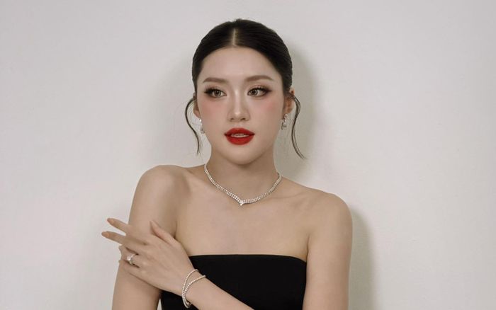 Phương Oanh 'đốt mắt' với vai trần quyến rũ
