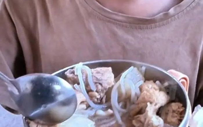 Cô giáo phát hiện học sinh không ăn thịt suốt nhiều ngày, sự thật phía sau khiến ai cũng bật khóc