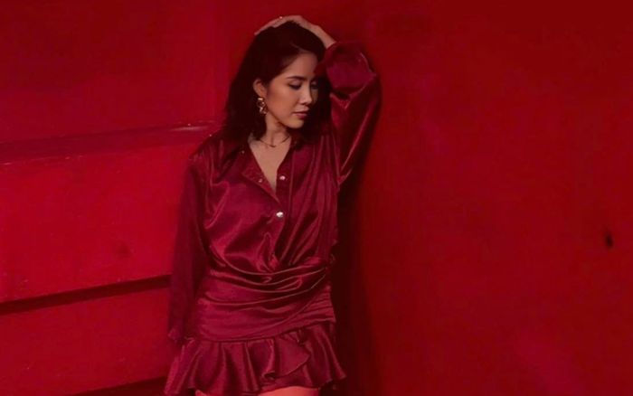 Lê Phương diện váy sơ mi buông cúc hững hờ