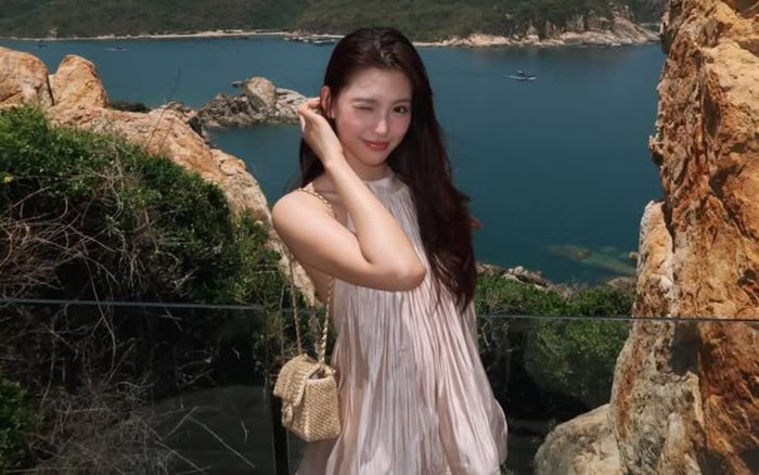 Tiểu Vy mặc áo yếm khoe visual phát sáng khi đi du lịch