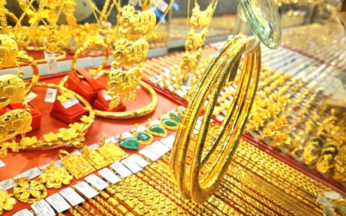 Tin tài chính hôm nay 17/4: Giá vàng lao dốc, USD ổn định