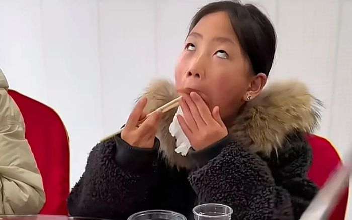 Bé gái 8 tuổi có tư thế ăn uống kỳ lạ, cộng đồng mạng tranh cãi dữ dội