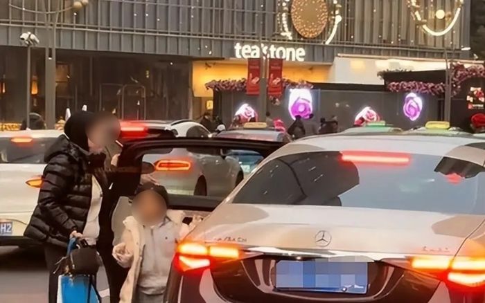 Người mẹ lái xe sang đến trường đón con, vừa xuống xe đã khiến dân tình xì xào vì bộ đồ đang mặc