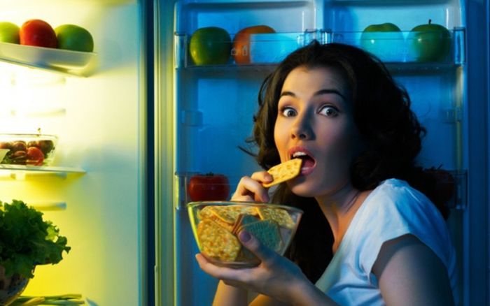 Tắm đêm, ăn đêm, thức khuya: Thói quen nào nguy hiểm nhất?