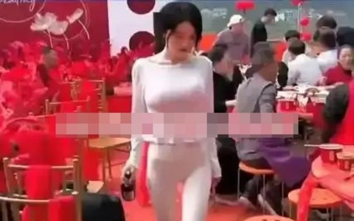 Đi ăn đám cưới, cô gái mặc trang phục 'nhạy cảm' khiến cả buổi tiệc xôn xao