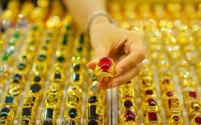 Tin tài chính hôm nay 18/4: Vàng bật tăng mạnh, USD suy yếu