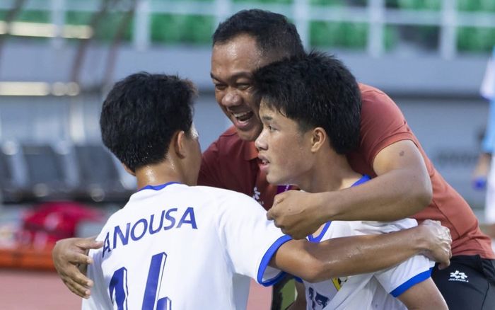 CĐV Lào vỡ òa sau chiến thắng lịch sử trước Thái Lan