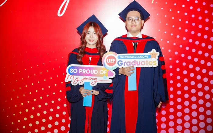 Ngưỡng mộ cặp vợ chồng cùng tốt nghiệp Thạc sĩ loại xuất sắc