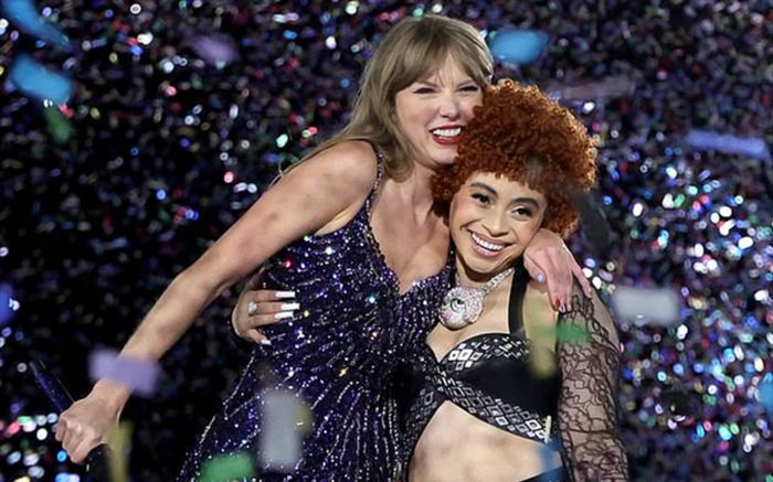 Bạn thân Taylor Swift bị fan tấn công gây xôn xao