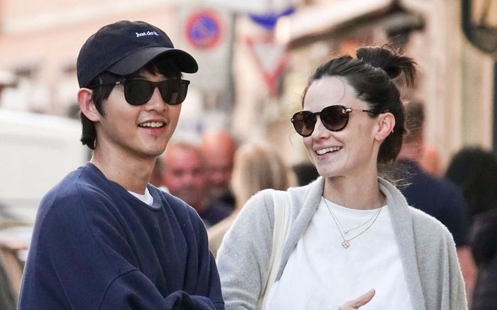 Lần đầu tiên của Song Joong Ki và bà xã Katy Louise Saunders