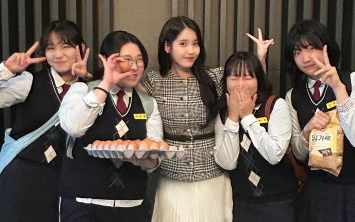 IU khoe hậu trường khác 'một trời một vực' sau cảnh bị ném trứng