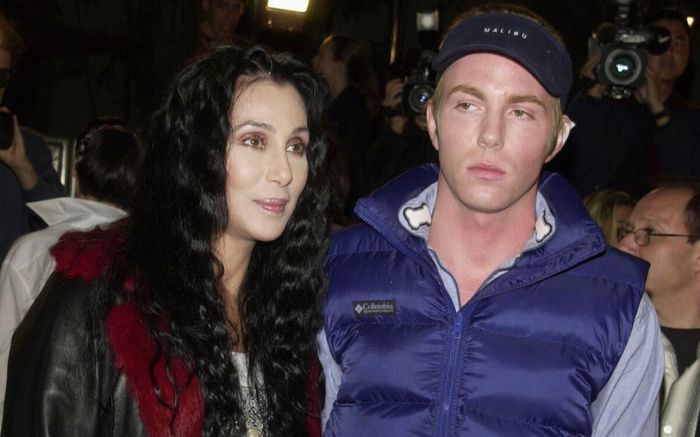 Huyền thoại âm nhạc Cher tiếp tục nộp đơn xin quyền giám hộ con trai sau khi liên tục bị bắt