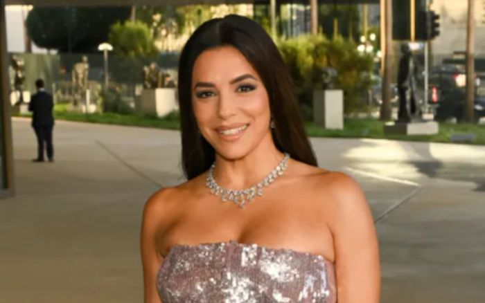 Eva Longoria tỏa sáng trong chiếc váy xẻ tà 360 độ