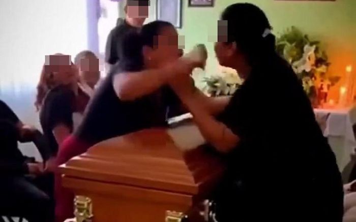 'Tiểu tam' đến dự đám tang chồng, vợ chính lao vào ẩu đả khiến quan tài bật nắp