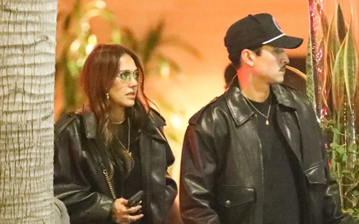 Jessica Alba tình tứ bên bạn trai kém 11 tuổi trên phố