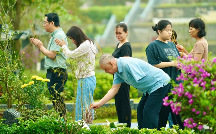 Tảo mộ ngày Tết Thanh minh: Hành trình trở về với cội nguồn