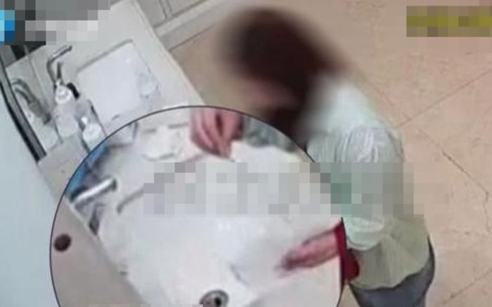 Nhặt được sợi dây chuyền vàng giá hơn 100 triệu đồng rồi ném vào thùng rác, người phụ nữ đưa ra lý do gây tranh cãi
