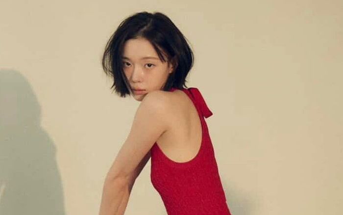 Winter (aespa) gây sốt với vóc dáng 'mảnh mai'