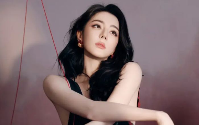 Địch Lệ Nhiệt Ba gây sốt với tạo hình con rối trong bộ ảnh mới