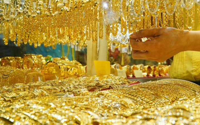 Tin tài chính hôm nay 2/4: Vàng và bạc lao dốc, USD tăng nhẹ